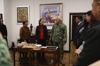 Presidenta celebra con pastel al General Trevilla