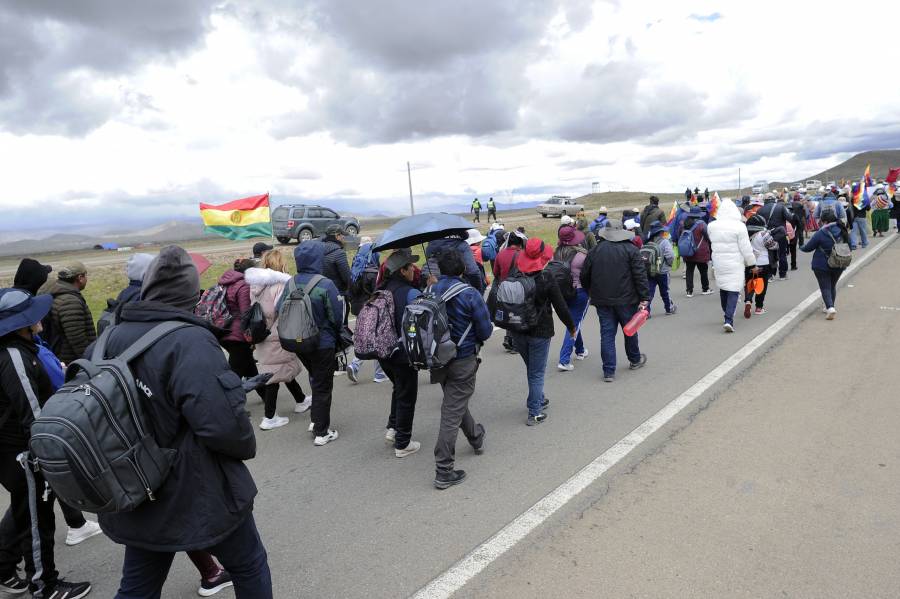 Seguidores de Evo Morales marchan en Bolivia por tercer día por crisis económica