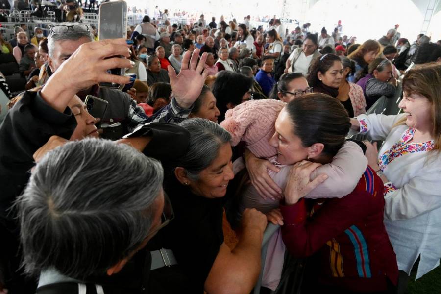 Simpatizantes de Claudia Sheinbaum llenan el Z&oacute;calo horas antes de su informe de 100 d&iacute;as
