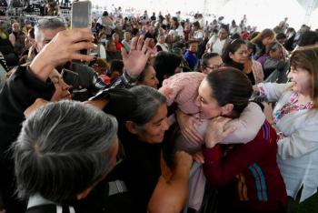 Simpatizantes de Claudia Sheinbaum llenan el Z&oacute;calo horas antes de su informe de 100 d&iacute;as