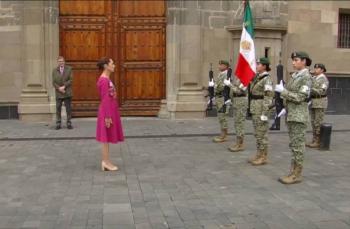 Acompa&ntilde;ada de su esposo, Claudia Sheinbaum llega al mit&iacute;n por cien a&ntilde;os