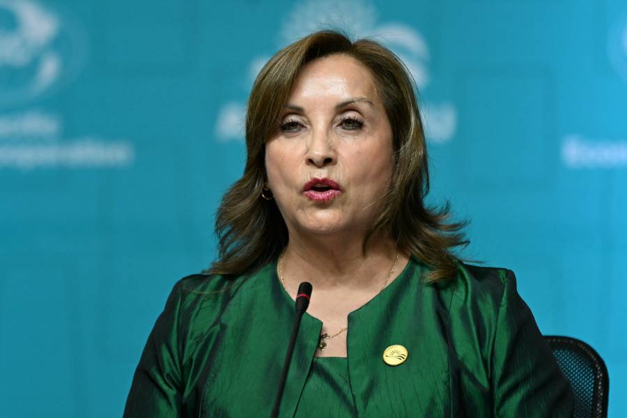 Fiscalía de Perú interroga a Boluarte por su polémica cirugía de nariz