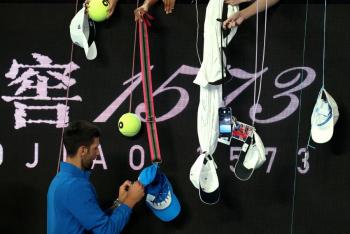 Djokovic se deja un set, pero avanza a segunda ronda en Australia