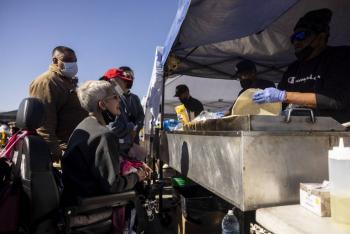 Rescatistas buscan cad&aacute;veres antes de que el viento arrecie en Los &Aacute;ngeles