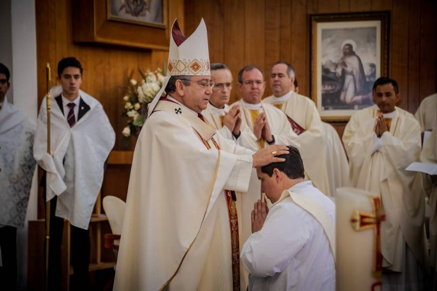 La Iglesia italiana abre, bajo condiciones, el sacerdocio a los homosexuales