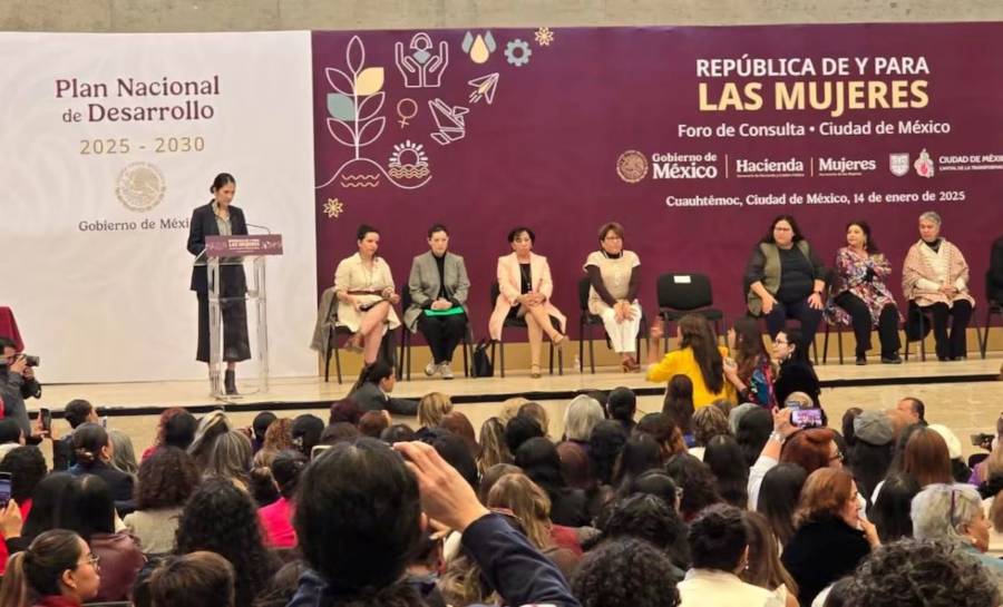 Activista trans interrumpe discurso de la fiscal de CDMX para exigir justicia por transfeminicidios
