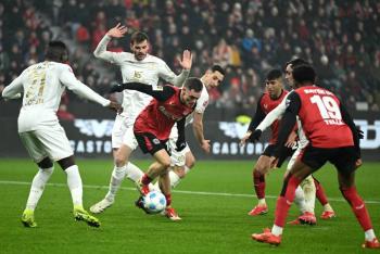 Grimaldo, con golazo de falta, pone al Leverkusen a un punto del Bayern