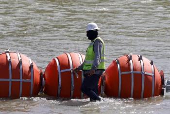 Boyas de Greg Abbott estr&iacute;an desviando el R&iacute;o Bravo hacia M&eacute;xico