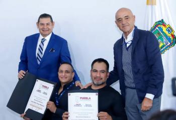 Alejandro Armenta reconoce trayectoria del atleta Jos&eacute; Alan Fr&iacute;as Moreno