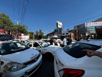 Taxistas bloquean vialidades en Cuernavaca en protesta por tenencia, verificaci&oacute;n y competencia de plataformas digitales