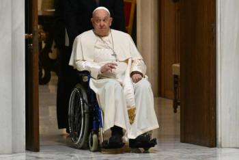 El papa Francisco se cae y sufre una contusi&oacute;n en un brazo, pero sin fractura