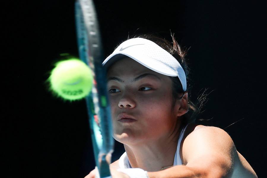 Swiatek derrota brutalmente a Raducanu y avanza a octavos de final del Abierto de Australia
