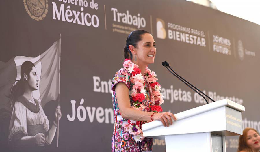Claudia Sheinbaum entrega tarjetas del programa “Jóvenes Construyendo el Futuro” en Acapulco