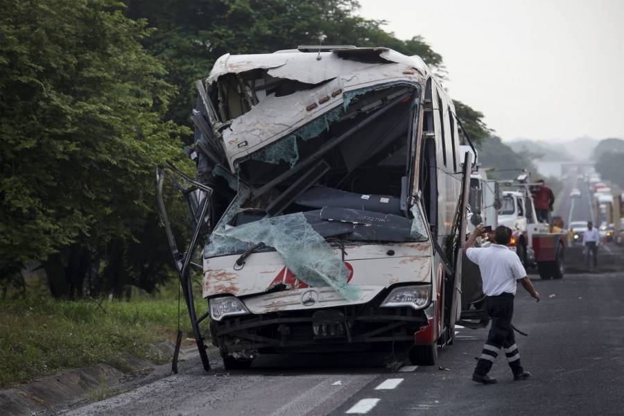 Un muerto y 20 heridos tras choque entre autobús y tráiler en Veracruz