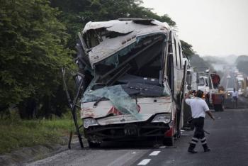 Un muerto y 20 heridos tras choque entre autob&uacute;s y tr&aacute;iler en Veracruz