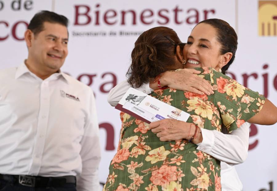 Sheinbaum entrega tarjetas de Bienestar en Puebla
