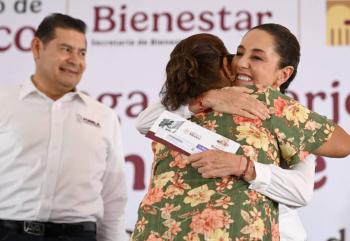 Sheinbaum entrega tarjetas de Bienestar en Puebla