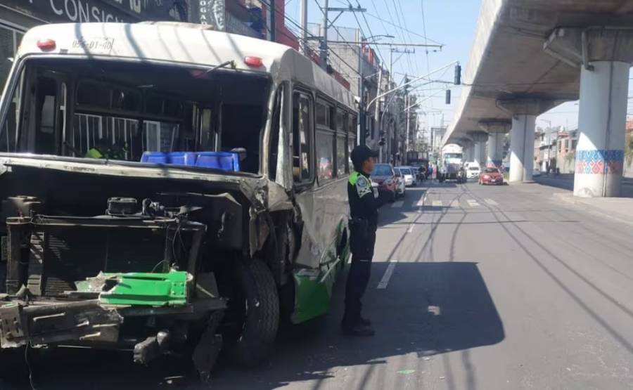 Microbús impacta pilar de la Línea 12 del Metro en Iztapalapa; no hay heridos