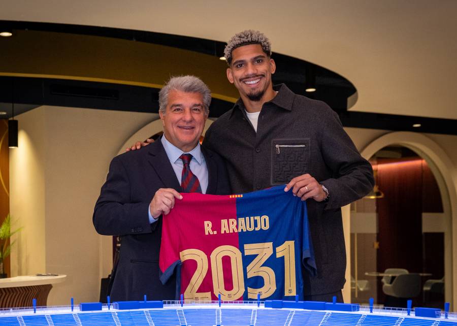 Ronald Araujo renueva con el Barca hasta 2031