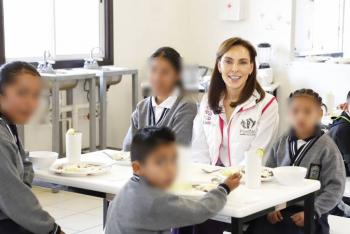 MariElise Budib hace entrega de desayunadores calientes en Canoa y Tulcingo