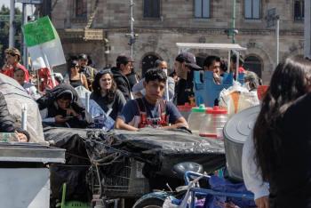 Entre empellones de polic&iacute;as, colectivos y vendedores ‘limpian’ la Alameda Central