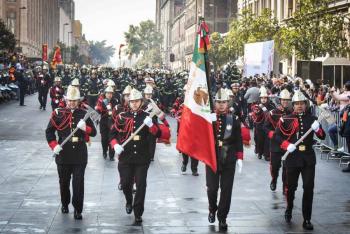 Bomberos de CDMX celebran 169 años con desfile en el Zócalo Capitalino