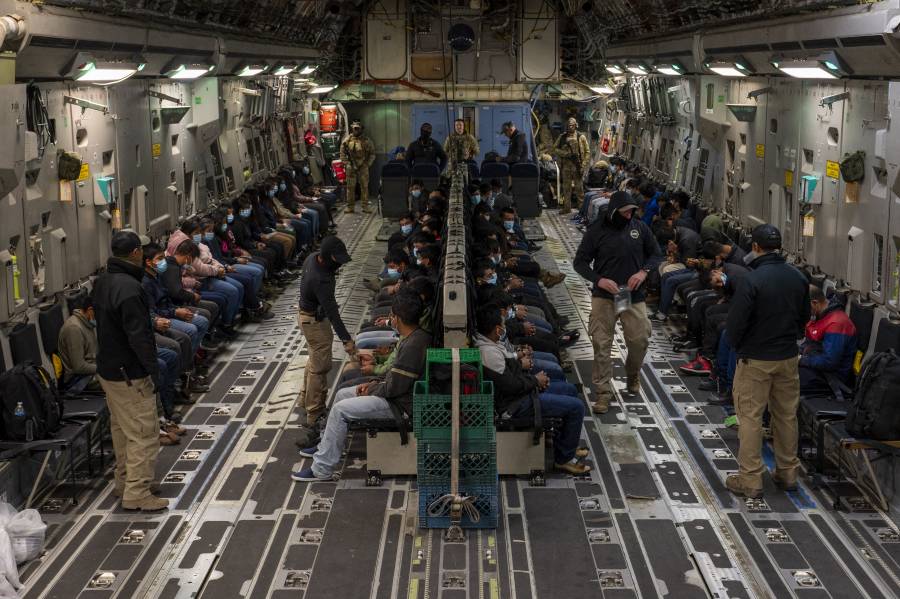 Colombia impide entrada de aviones de EEUU con migrantes exigiendo un trato digno