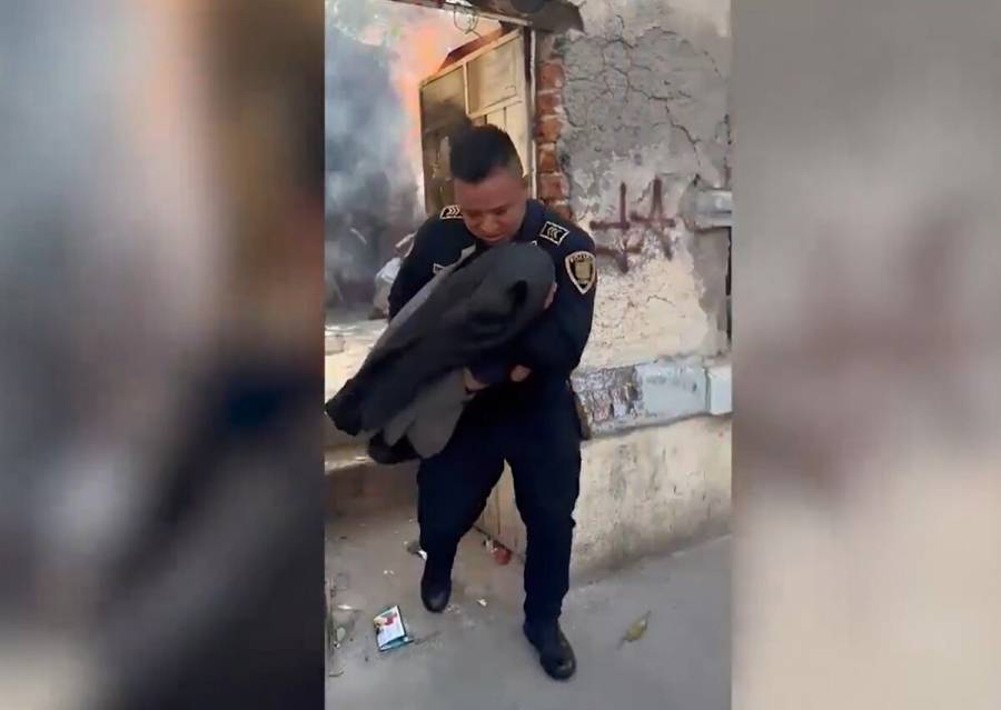 VIDEO: Policías de CDMX arriesgan su vida para salvar a niños de incendio