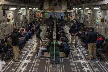 Colombia impide entrada de aviones de EEUU con migrantes exigiendo un trato digno