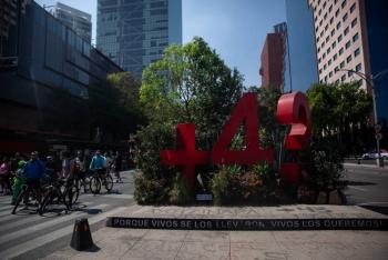 Renuevan memorial de los 43 normalistas de Ayotzinapa tras actos vand&aacute;licos