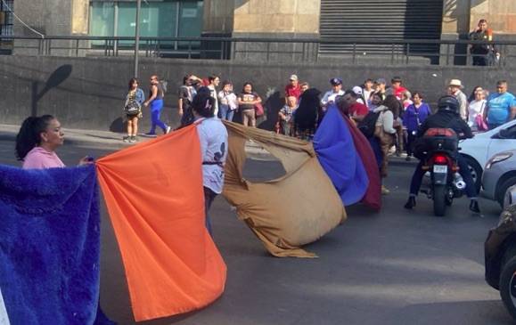 Comerciantes bloquean Eje Central tras ri&ntilde;a con polic&iacute;as en el Centro Hist&oacute;rico