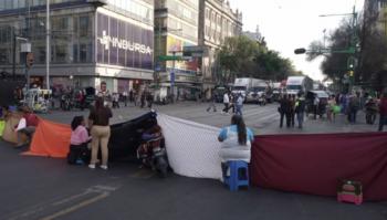 Comerciantes retiran bloqueo en Eje Central; acuerdan mesa de di&aacute;logo con autoridades