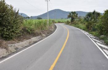 Gobierno del Estado mejora infraestructura vial con reconstrucci&oacute;n del camino a Tambaca en Tamasopo