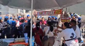 Enfrentamiento entre polic&iacute;as y comerciantes en la Alameda Central deja tres detenidos