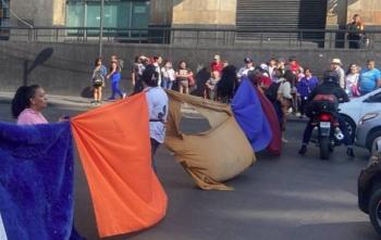 Comerciantes bloquean Eje Central tras ri&ntilde;a con polic&iacute;as en el Centro Hist&oacute;rico