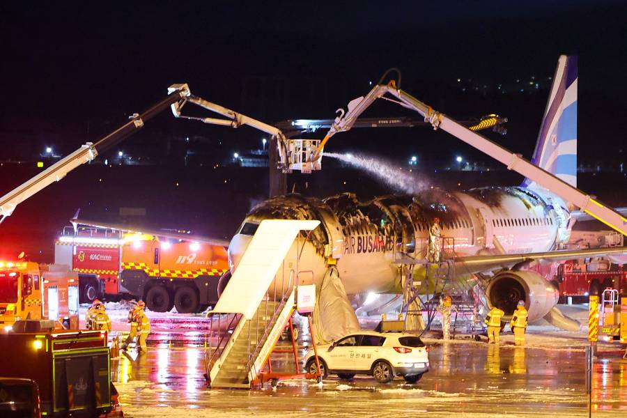 Avi&oacute;n surcoreano se incendia, pasajeros evacuados