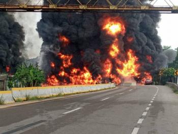 Explosi&oacute;n de pipa de combustible provoca cierre de carretera a Piedras Negras