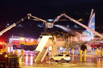 Avi&oacute;n surcoreano se incendia, pasajeros evacuados