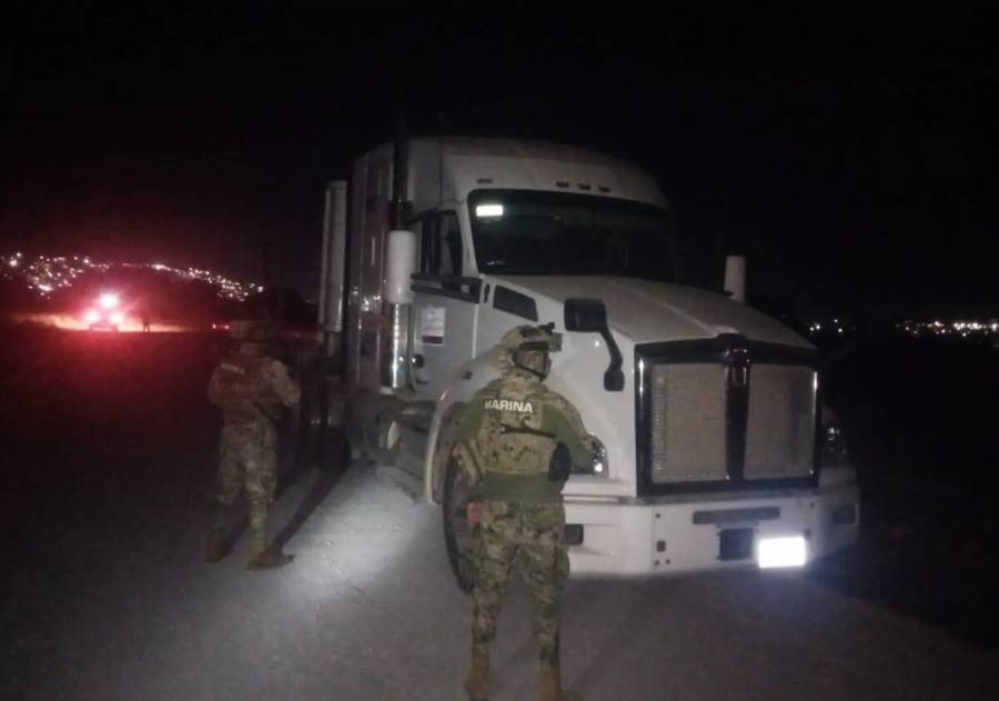 Recuperan tractocamión robado tras balacera en Tecamachalco