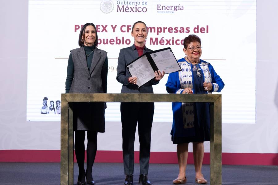 Sheinbaum firma leyes secundarias en materia energética en mañanera