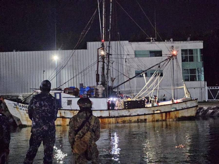 Marina asegura buque camaronero con combustible de procedencia ilícita