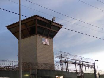 Trump eval&uacute;a el uso de Guant&aacute;namo para retener migrantes
