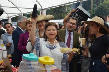 Clara Brugada inaugura la Feria del Tamal en el Monumento a la Revoluci&oacute;n