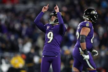 Justin Tucker, pateador de los Baltimore Ravens, enfrenta nuevas acusaciones de acoso