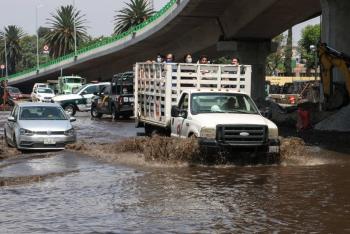Alerta amarilla en Ciudad de M&eacute;xico por lluvias y vientos Fuertes: Se inunda el perif&eacute;rico
