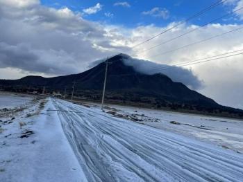 Granizada cubre de blanco a Tepeyahualco, Puebla y sorprende a habitantes