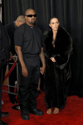Bianca Censori y Kanye West generan polémica en los Grammy 2025