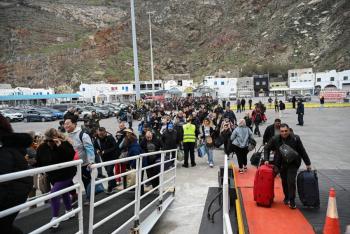 M&aacute;s de 7.000 personas abandonan isla griega de Santorini debido a actividad s&iacute;smica sin precedentes