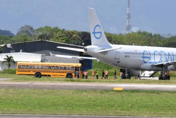 Brasil recibe segundo avi&oacute;n con migrantes deportados tras conflicto con EEUU
