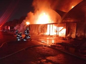 Incendio en la Central de Abastos deja 70 locales afectados en CDMX